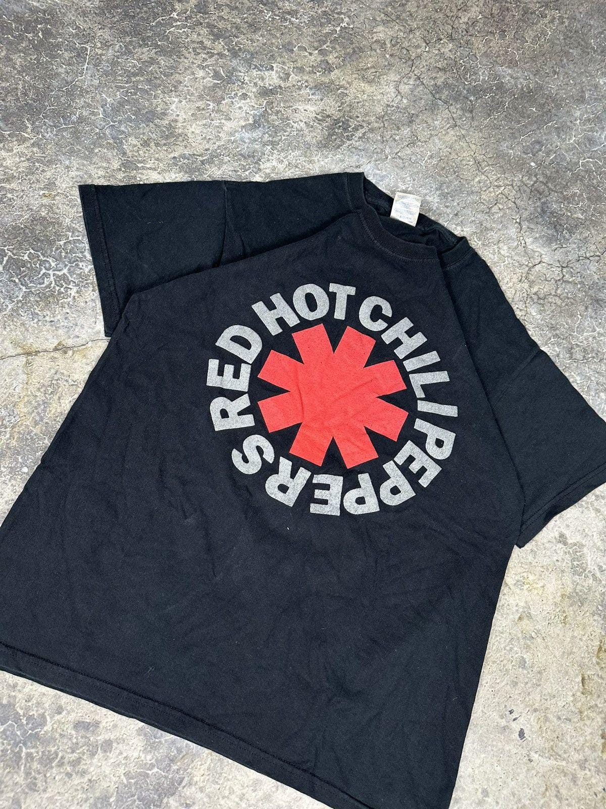 VINTAGE cropped red hot chilli peppers band tee