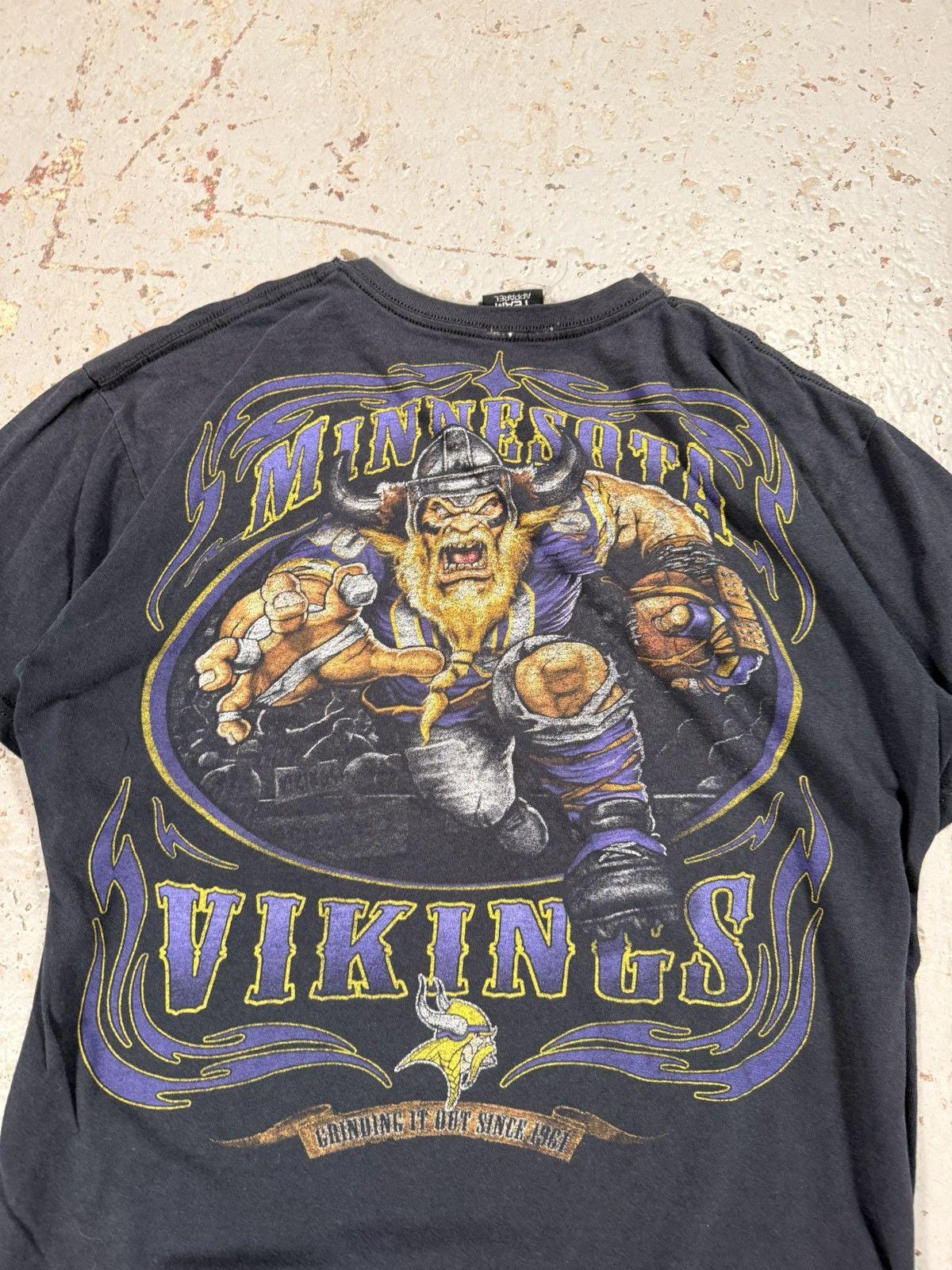 Vintage Minnesota Vikings NFL graphic Distressed Tee