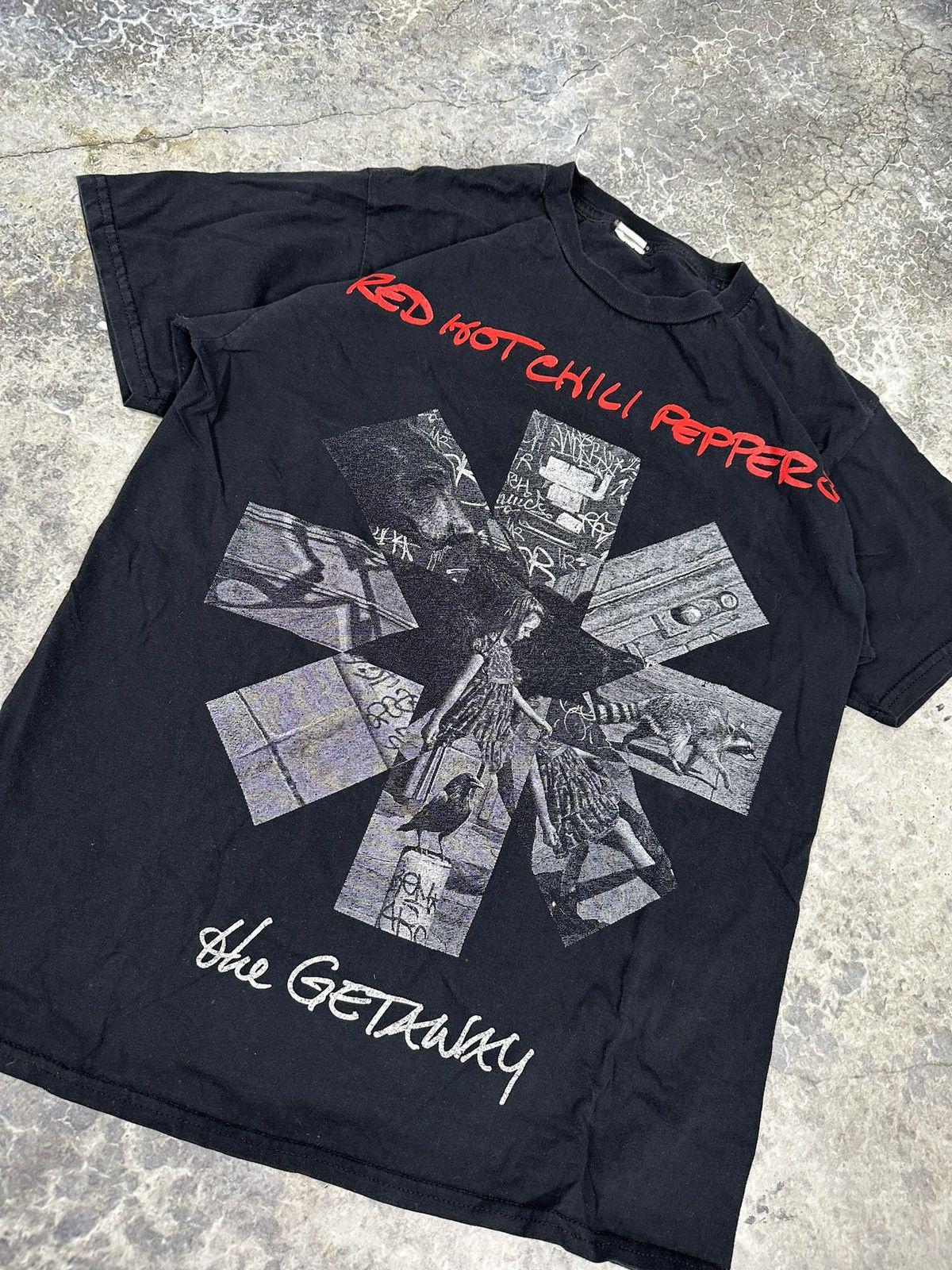 VINTAGE cropped red hot chilli peppers band tee