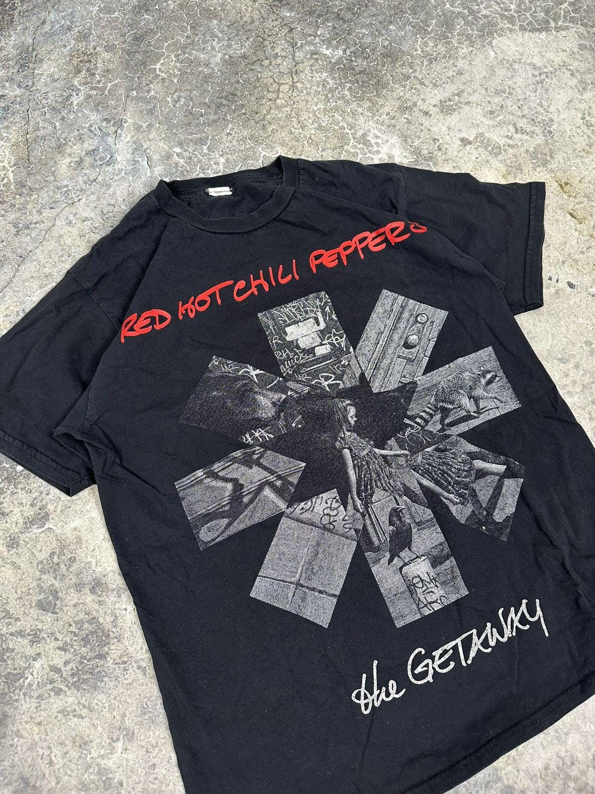 VINTAGE cropped red hot chilli peppers band tee